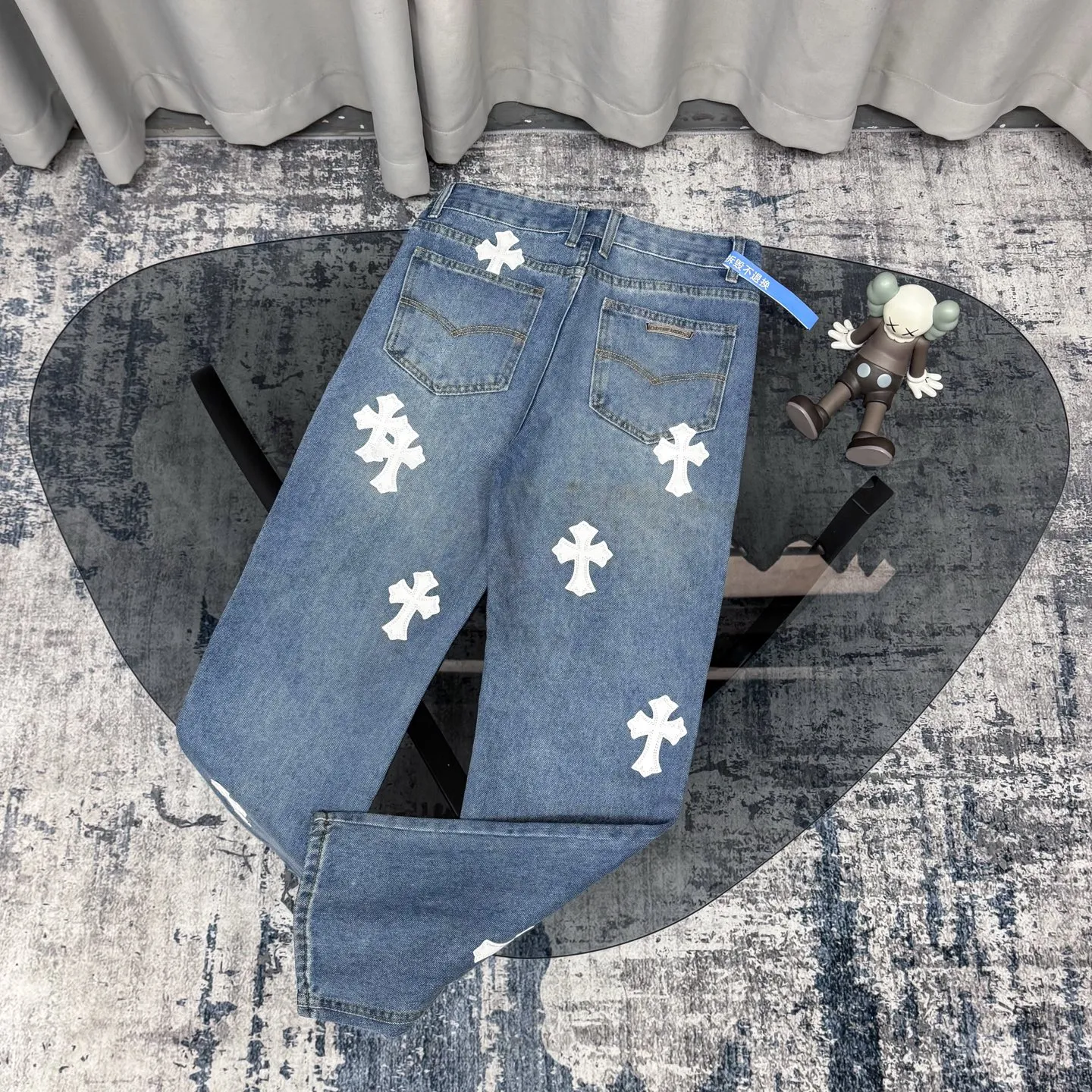 P230 Chrome Hearts CH/Chrome Hearts Classic Blue Pants White Cross Patched Leather Jeans. Original purchase and patterning. Really restores the ultimate texture of Vintage. Special Italian cowhide print and then cut. Customized sheepskin three-layer thick line leather. The whole body is spliced in heavy water washing process. Craftsmen hand-splash ink. You can see the details. Three-dimensional cutting version. Loose and comfortable. Not picky on the figure. Makes taller and slimmer. Seiko factory. Original quality control. Same style for men and women. Can be matched with couples. Versatile recommendation. Essential jeans for all seasons Color: blue Size: 28-36 (S-XXL)